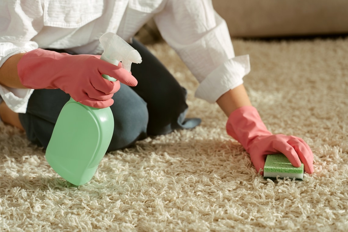 Clean carpet with vinegar